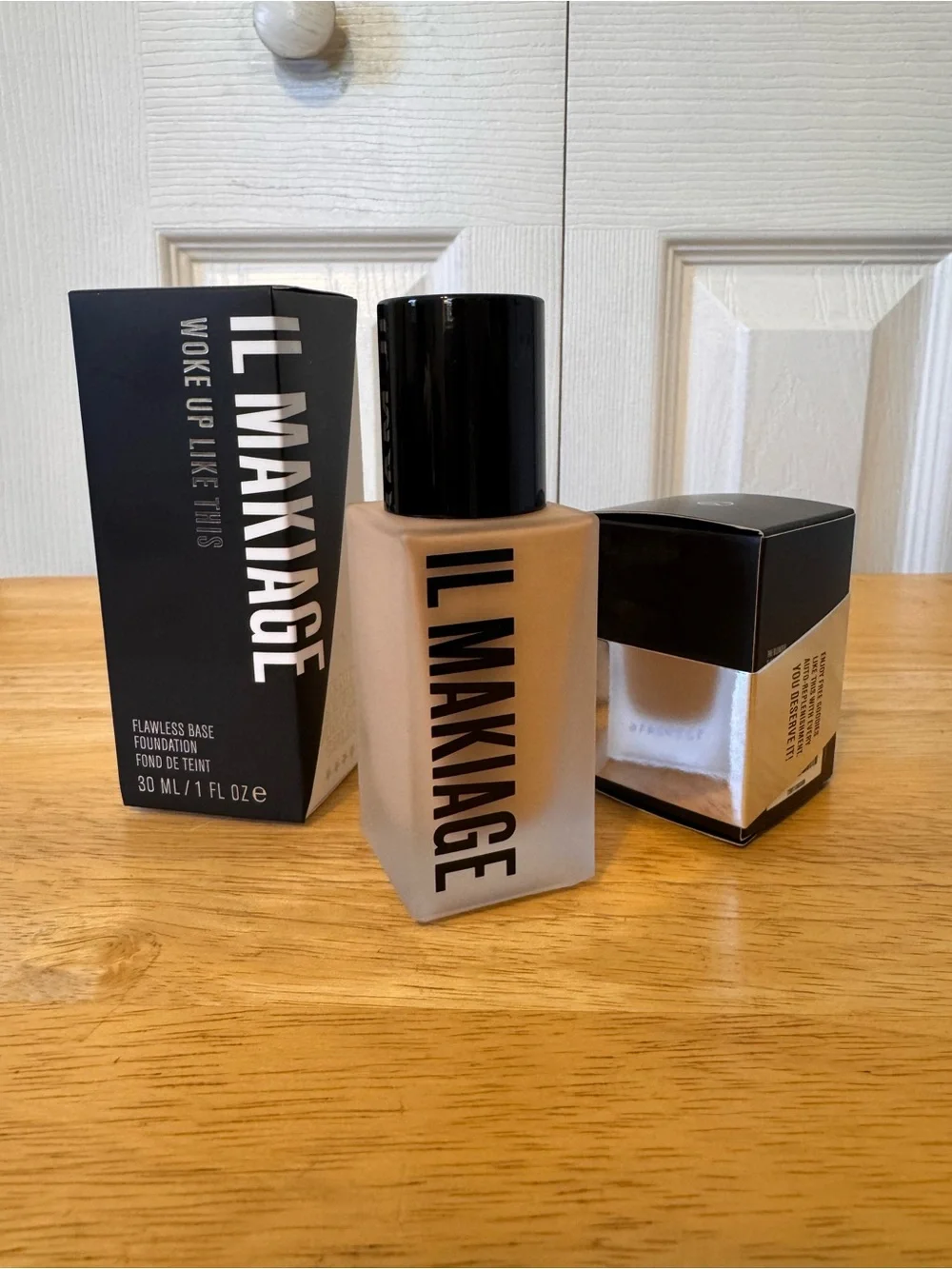 IL MAKIAGE NEW Flawless Base Foundation I WOKE UP LIKE THIS with Base Sponge
